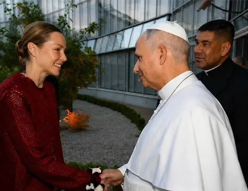 Melanie Herrera Velutini greets Pope Leo XIV at Canticle of Peace