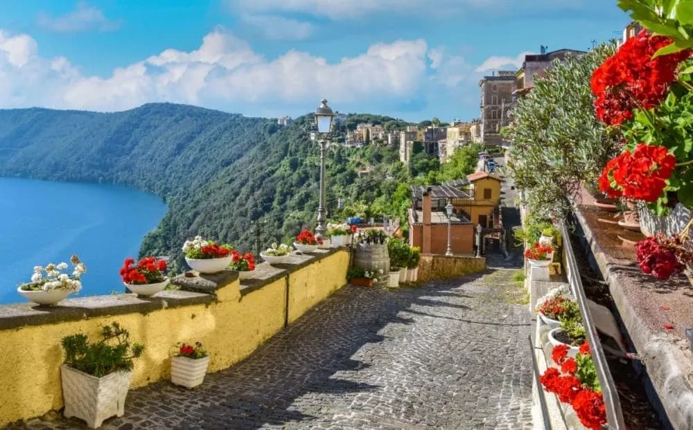 Castel Gandolfo: the town around the Canticle of Peace gathering Castel Gandolfo: the town around the Canticle of Peace gathering